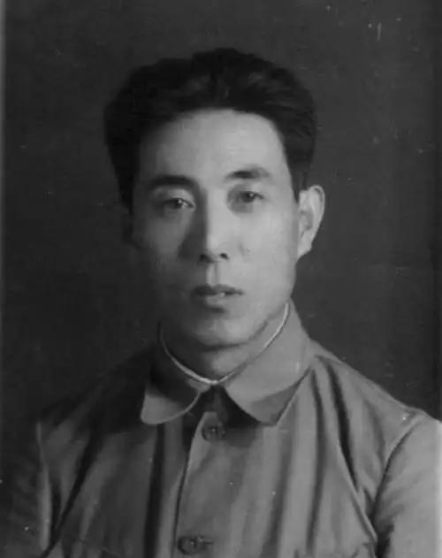 1949年初平津战役结束，四野160师随大军入关，因官兵多为东北翻身农民，政治绝