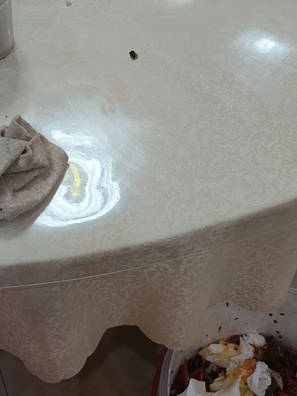 每次家里来客人都很绝望，经常是开着空调烟酒都来的，去夹菜都要屏住呼吸没啥胃口一般