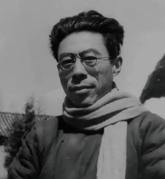闻一多先生在云南被暗杀时，他的长子奋不顾身扑上去为父亲挡了五个子弹。闻立鹤扑倒父