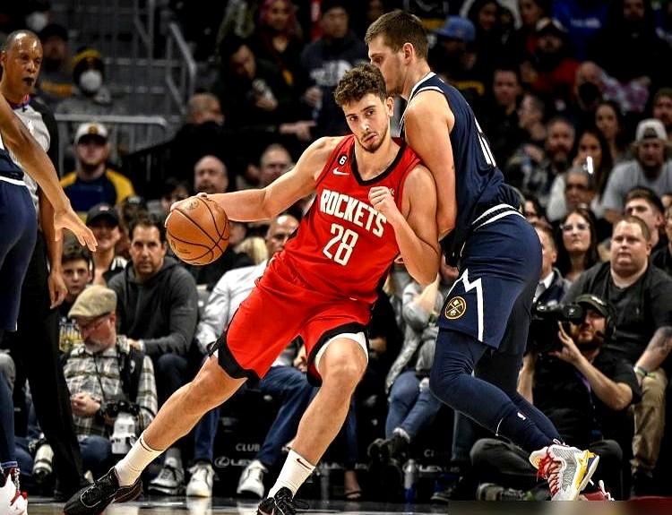 火箭队这阵容，真是让人看不懂了。

一堆大个子堵在篮下，申京、亚当斯、卡佩拉，这