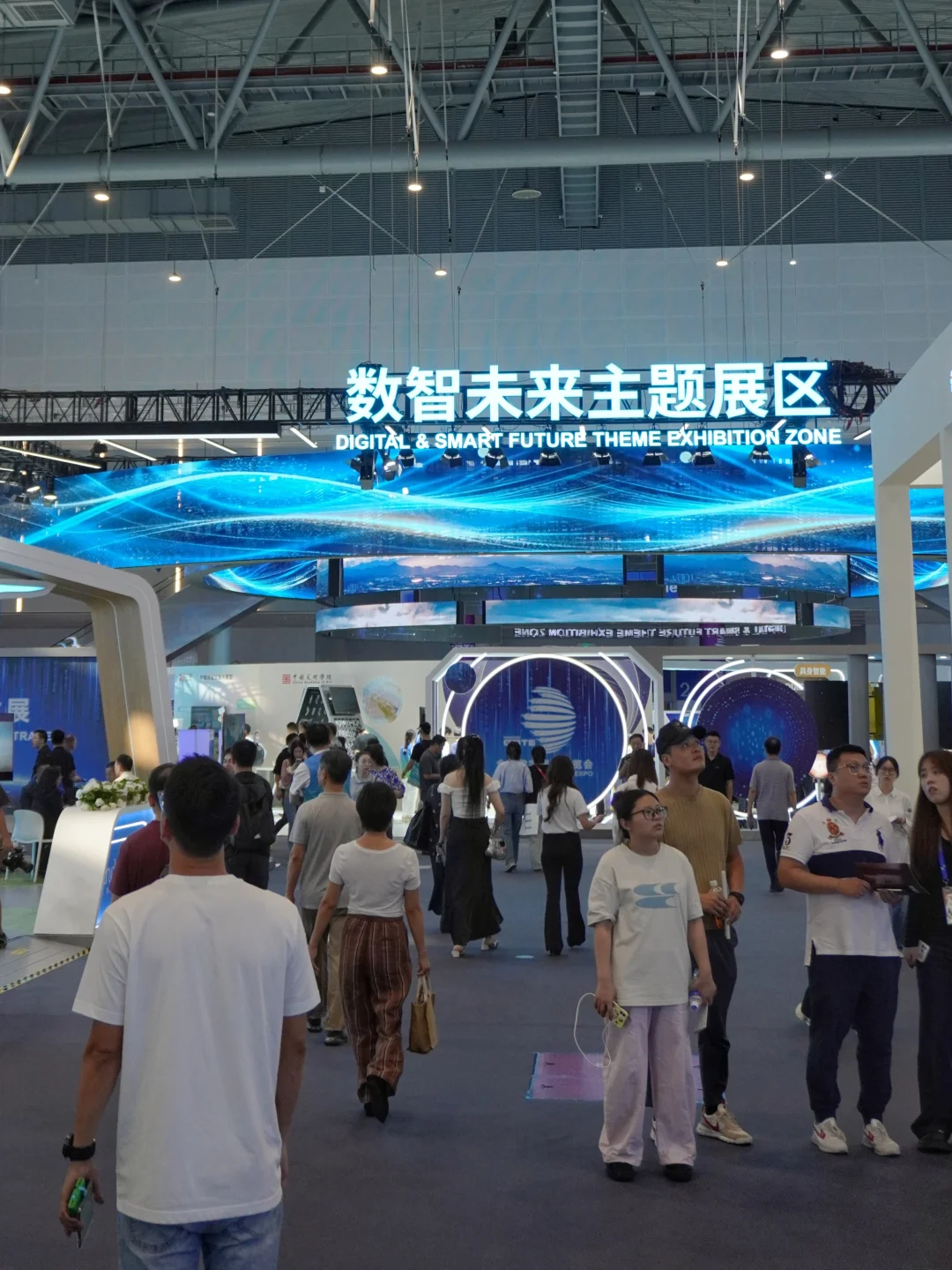 数贸会AI黑科技！钉钉AI录音卡让老外疯抢！