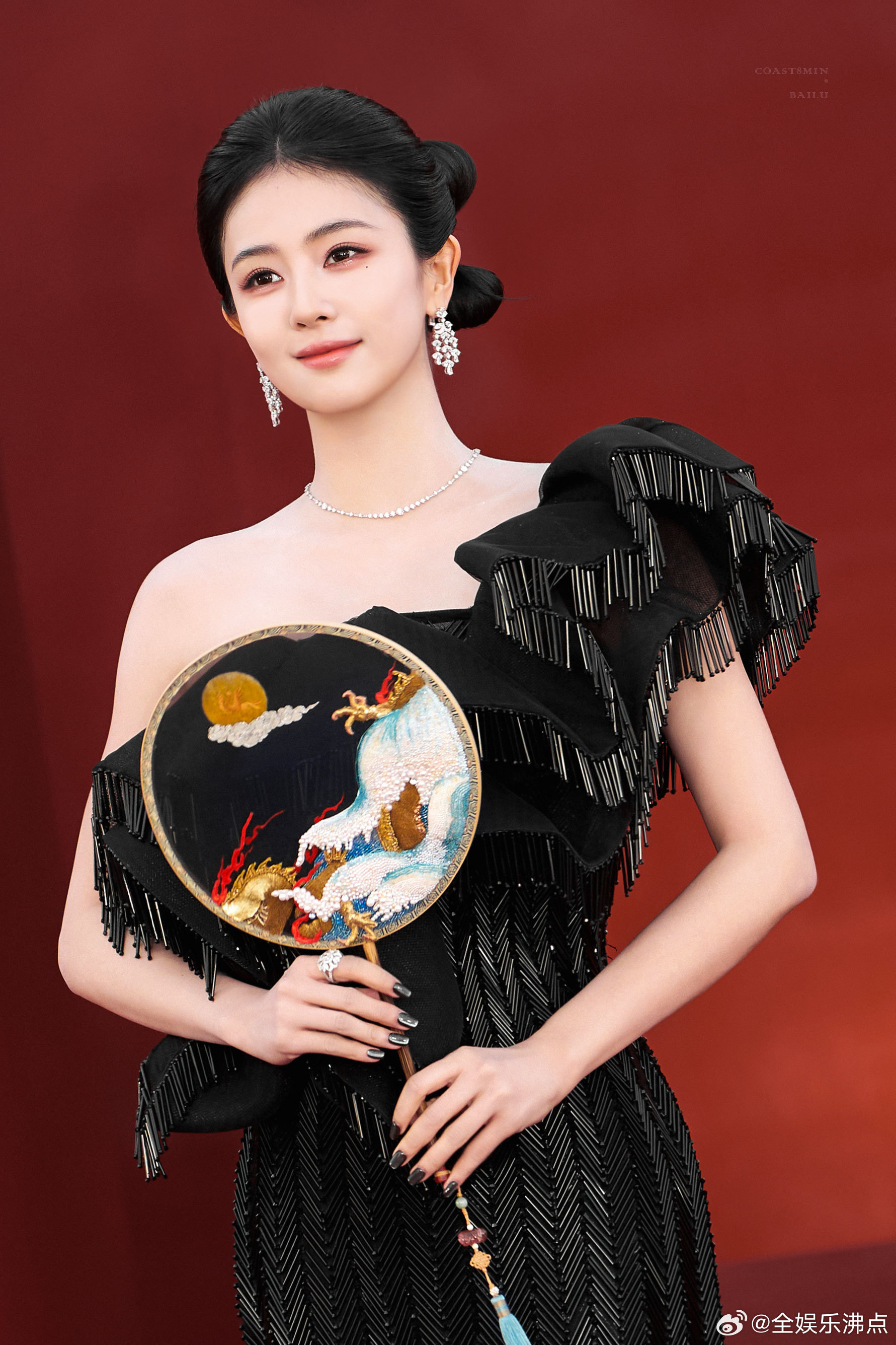 白鹿礼服疑似不合身白鹿礼服不合身白鹿开毯造型师这边可以复盘一下啦，礼服试装环节一