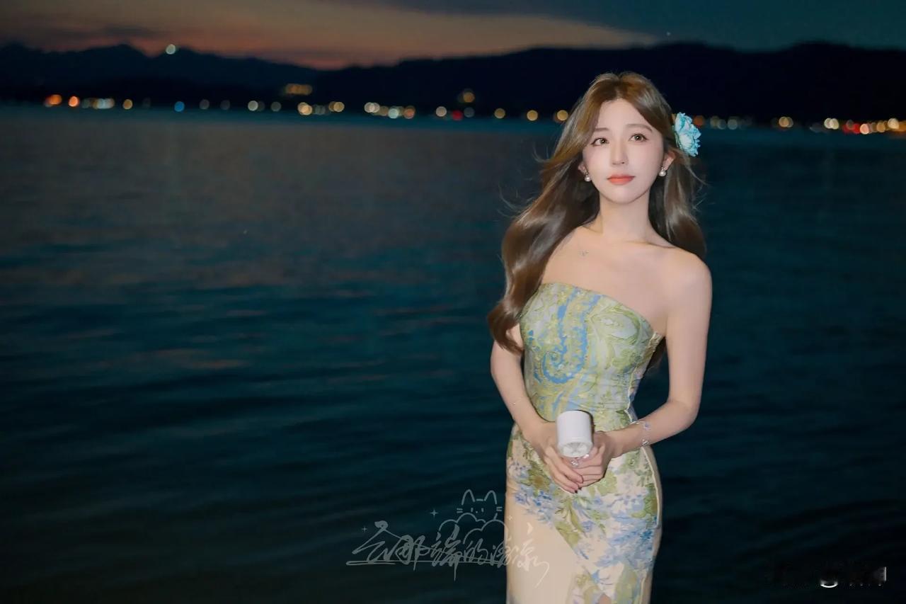 偶遇梨涡姐姐。
落日熔金，
湖水染霞，
一袭青绿入画，
宛如梦中江南。

西湖风