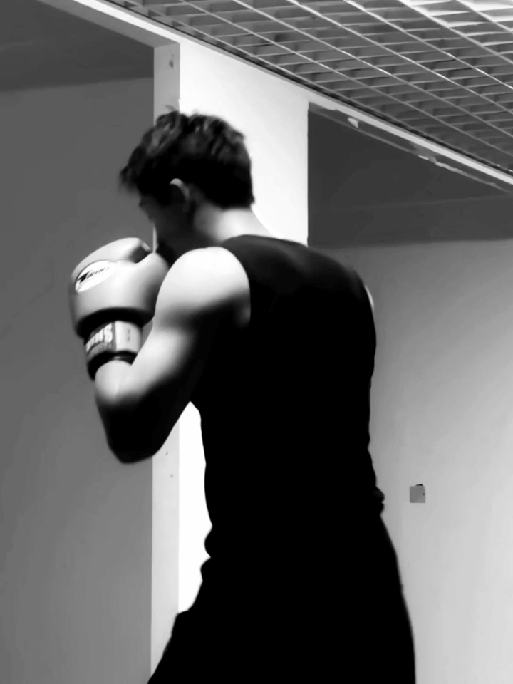 黄景瑜回应网友说复工让我吃这么好看到黄景瑜的胸肌腹肌🐳：能给大家带来快乐我也很