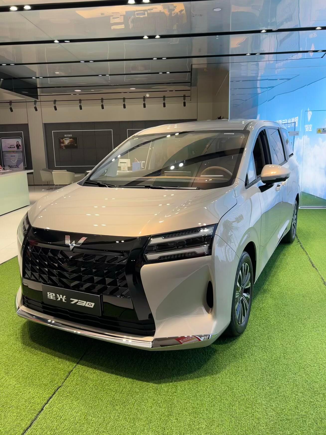 五菱这回玩大了，星光730有油有电有混动，三种动力随便选。空间是真的大，后排能当