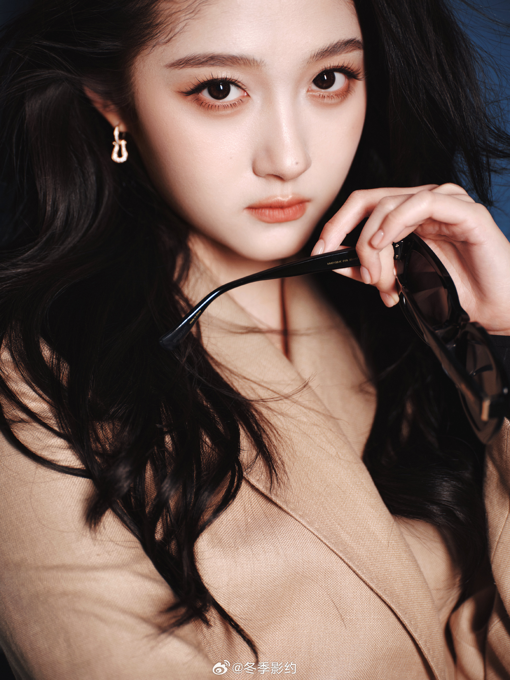 关晓彤职场穿搭教科书关晓彤早这么穿就好了 利落剪裁简约配色，关晓彤把职场装穿出了