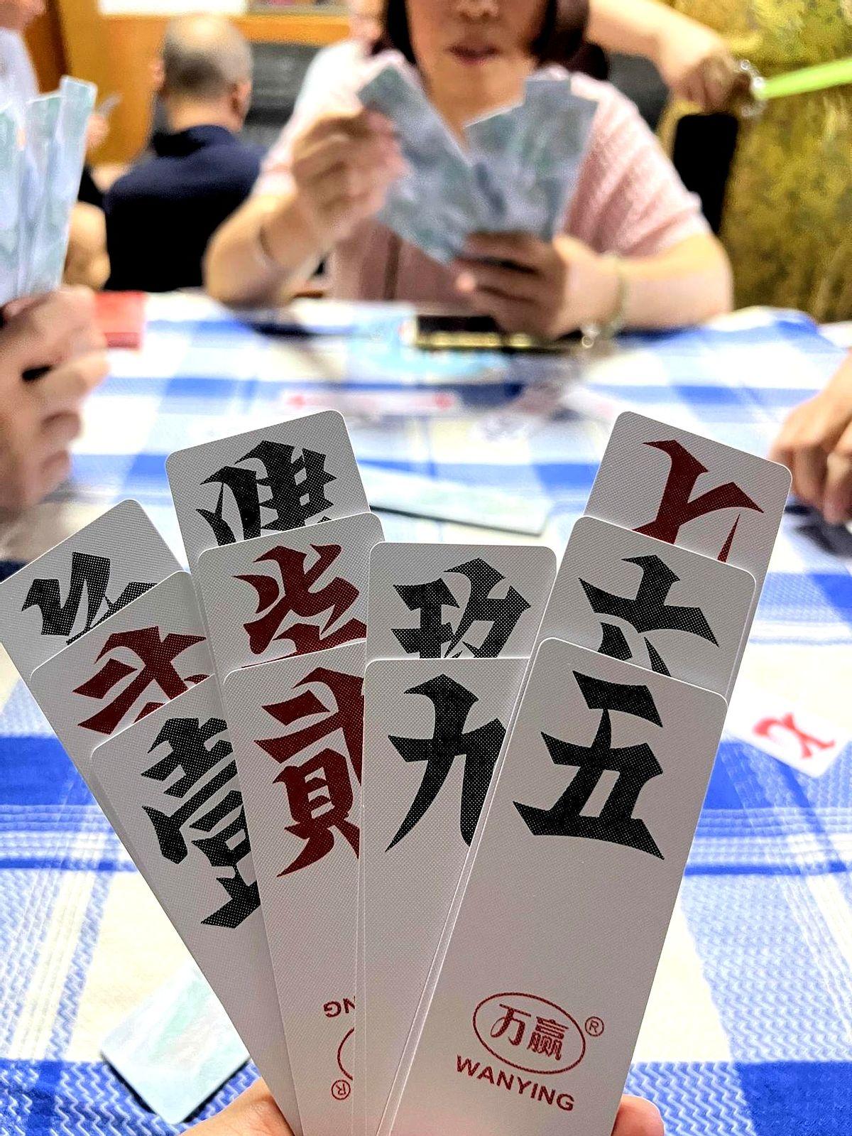 摊开手里的牌，花色倒是齐全，清一色的黑字，偏偏凑不成对，想胡牌还差一口气。
高温
