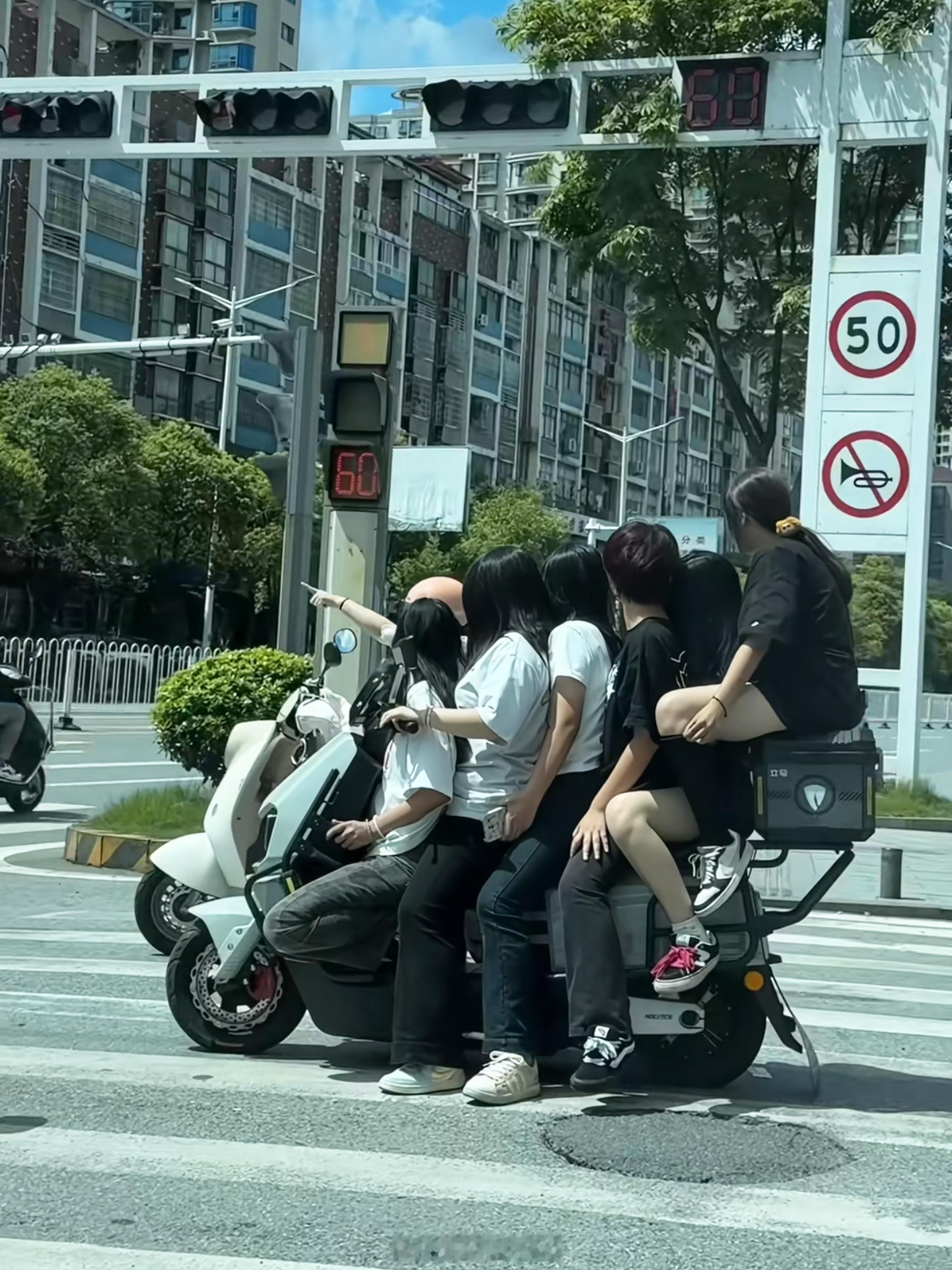 请指出图片中的合理行为