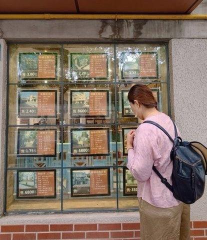 在上海街头陪老婆看二手房广告，她突然来了一句：“这价格，就算换成日元我也买不起。
