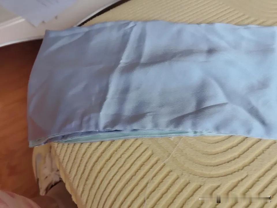 今天早上胃疼醒了，头上好多汗😓看手机是5点钟。

上了一趟厕所，回来床上躺着，