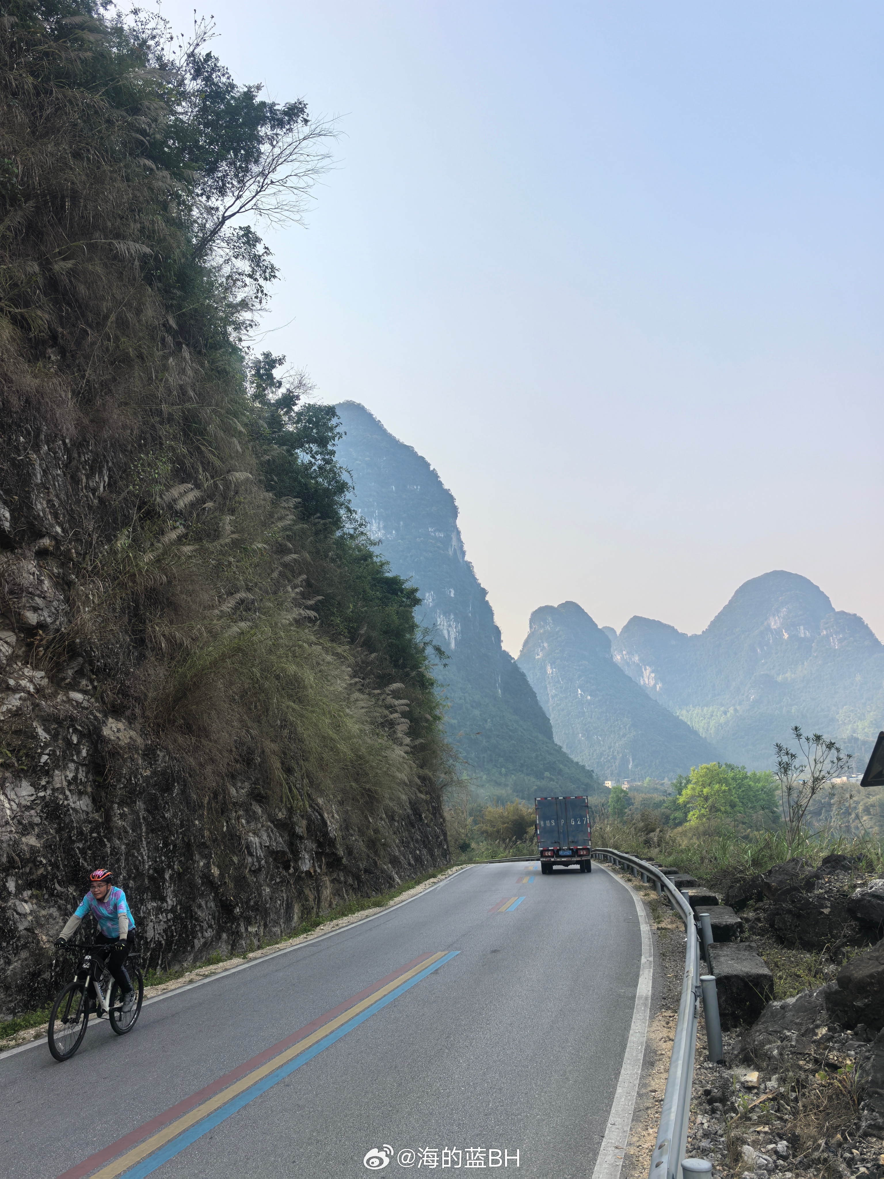 峰峦叠翠水悠悠，岸畔田园眼底收。宜州最是祥贝美，一川烟雨画中留。海蓝杂谈手机摄影