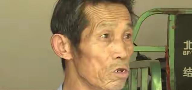 拿到上百万拆迁补偿之后，冯国军直接和照料自己二十年的养子冯涛断了来往，拉黑全部联