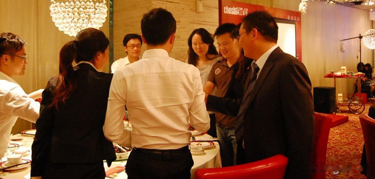 山东青岛，女子参加酒会时捡到一条价值18万的白金项链，她悄悄把项链拿回家，几天后