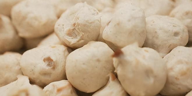 为让肉丸Q弹，老板竟加工业毒药！

挑选猪肉丸时，颜色过于发白、摸起来异常弹牙的