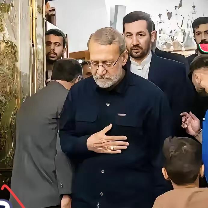 波斯这波路数，
算是极致的生存。
阿里·拉里贾尼在女儿家被斩首，没躲没藏，连地下