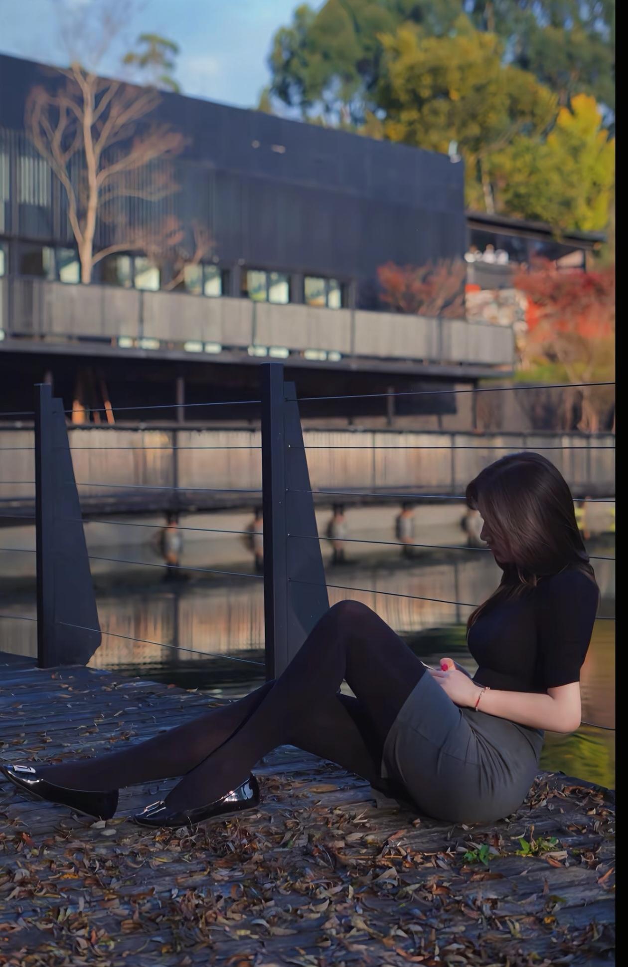 秋日河畔，静坐沉思，落叶飘零，思绪万千。