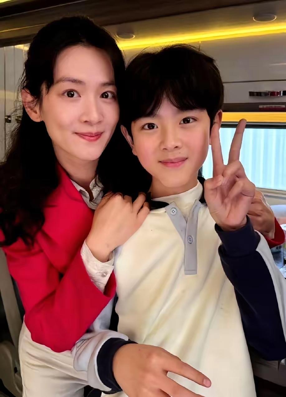 小向上和大向上挺像，两个向上和好好挺像，所以这三个人演母子成立。