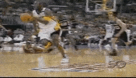 【🏀科比扣篮，瞬间穿越《灌篮高手》🔥】

当我在电视屏幕上看到这个场景时，简