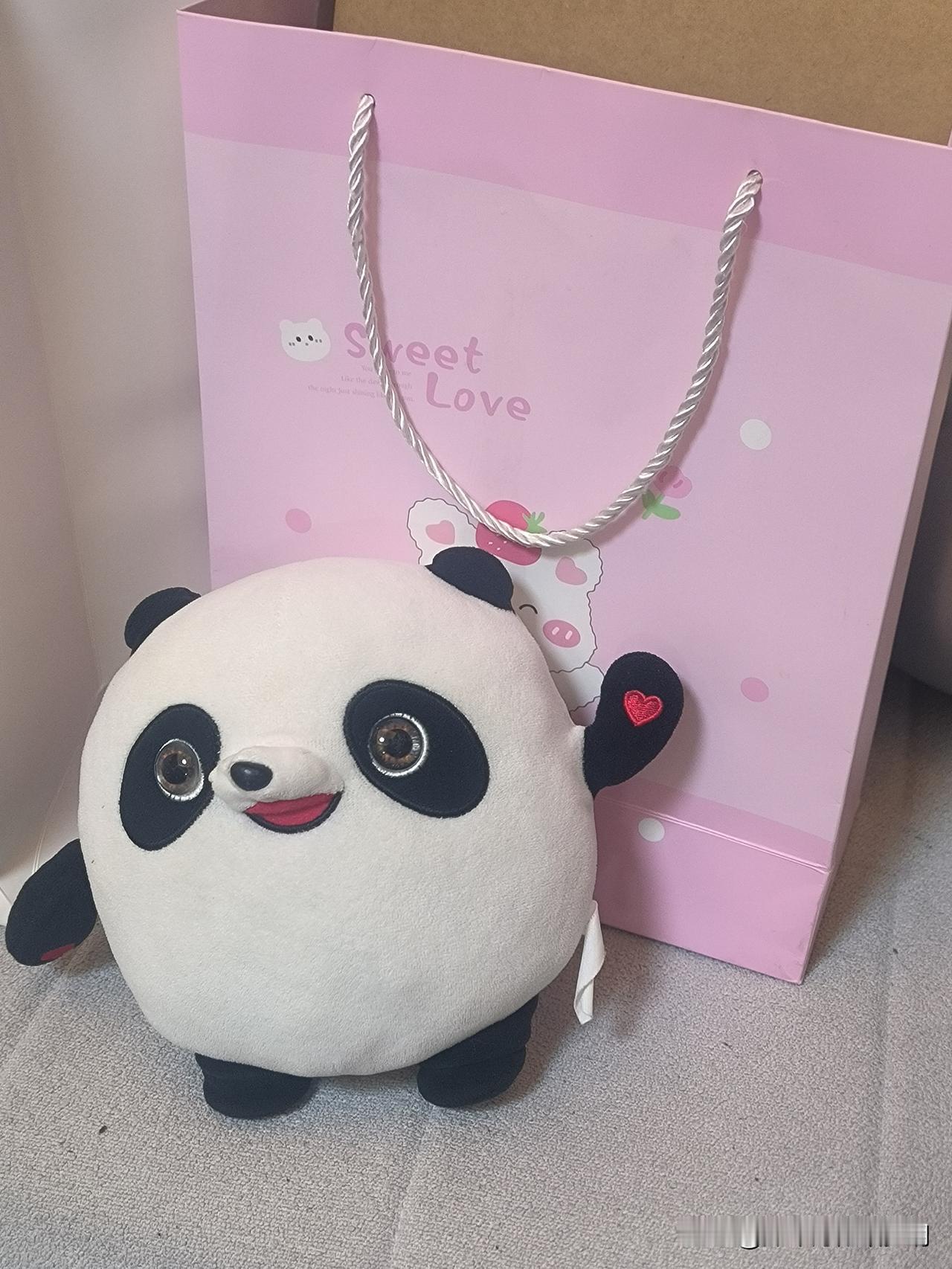 再珍贵的礼物，终是比不上陪伴。

今天是女儿的生日，然而，妈妈却要加班，周末两天
