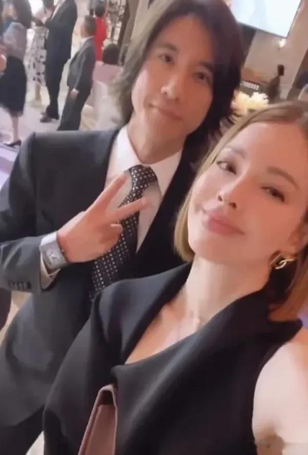 现在的王力宏看起来真的是又瘦又憔悴，跟以前意气风发的样子真的是判若两人，曾经天才