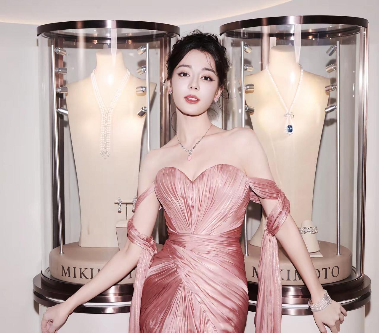 第28张迪丽热巴·迪力木拉提。花应该自由且热烈的绽放💗🌸迪丽热巴 爱丽丝 热