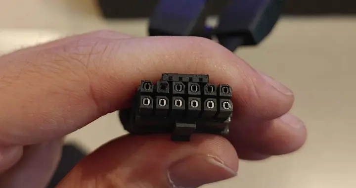 RX 9070 XT报告首例16pin接口烧毁案例，使用不当导致