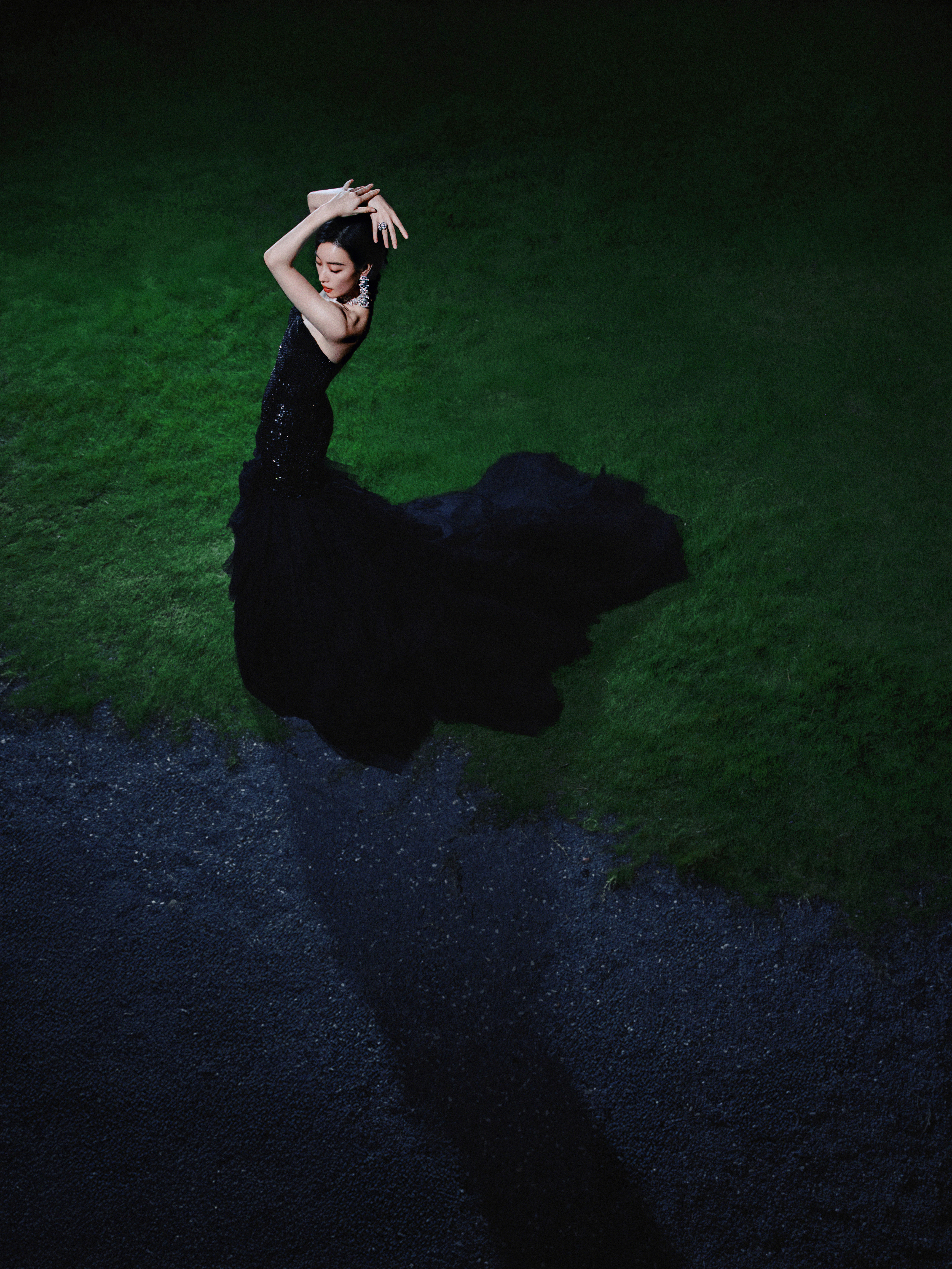 倪妮｜主持人倪妮登场 ！来自女士今日金鸡奖造型图集率先揭晓 ，代言人身穿 GUC