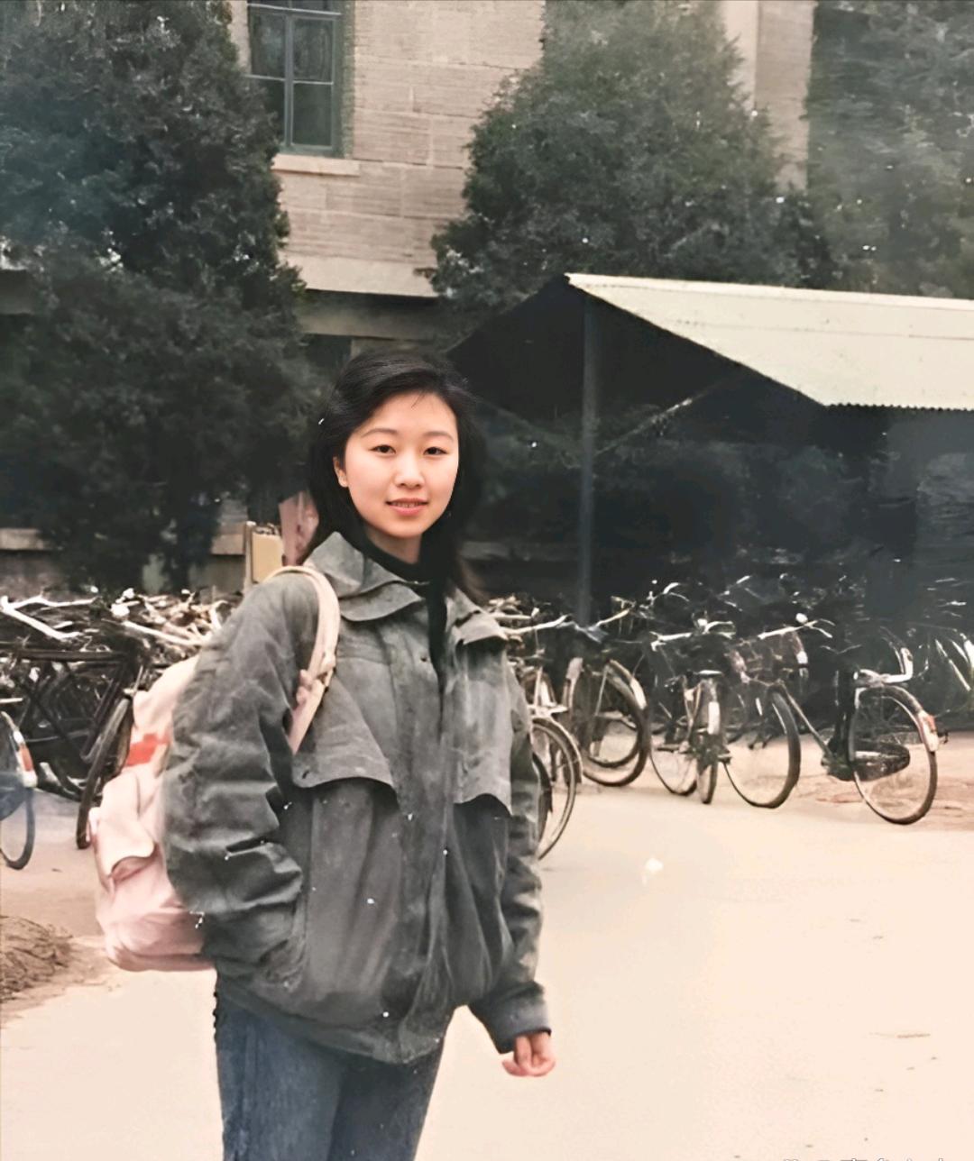 上世纪90年代，北大校园里，一位年轻漂亮的女大学生的留影。

这个姑娘身着蓝色牛