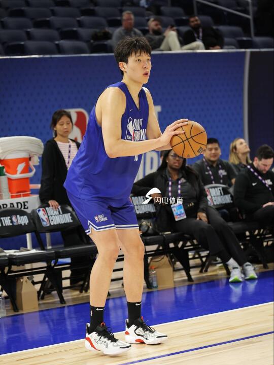 杨瀚森加盟开拓者，放在足坛等于哪里留洋？