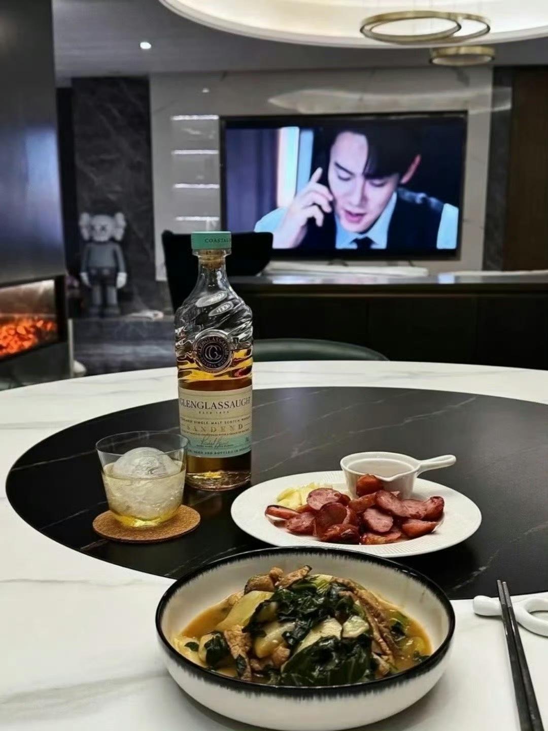 性情冷淡，带点疏离感的人，思想明确，边界清晰，不求利益，也不隐藏目的。身心干净利