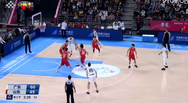 这场就靠赵睿和贺希宁了，球权集中给他俩就行了。其他人状态不行，后面小组赛再找，先