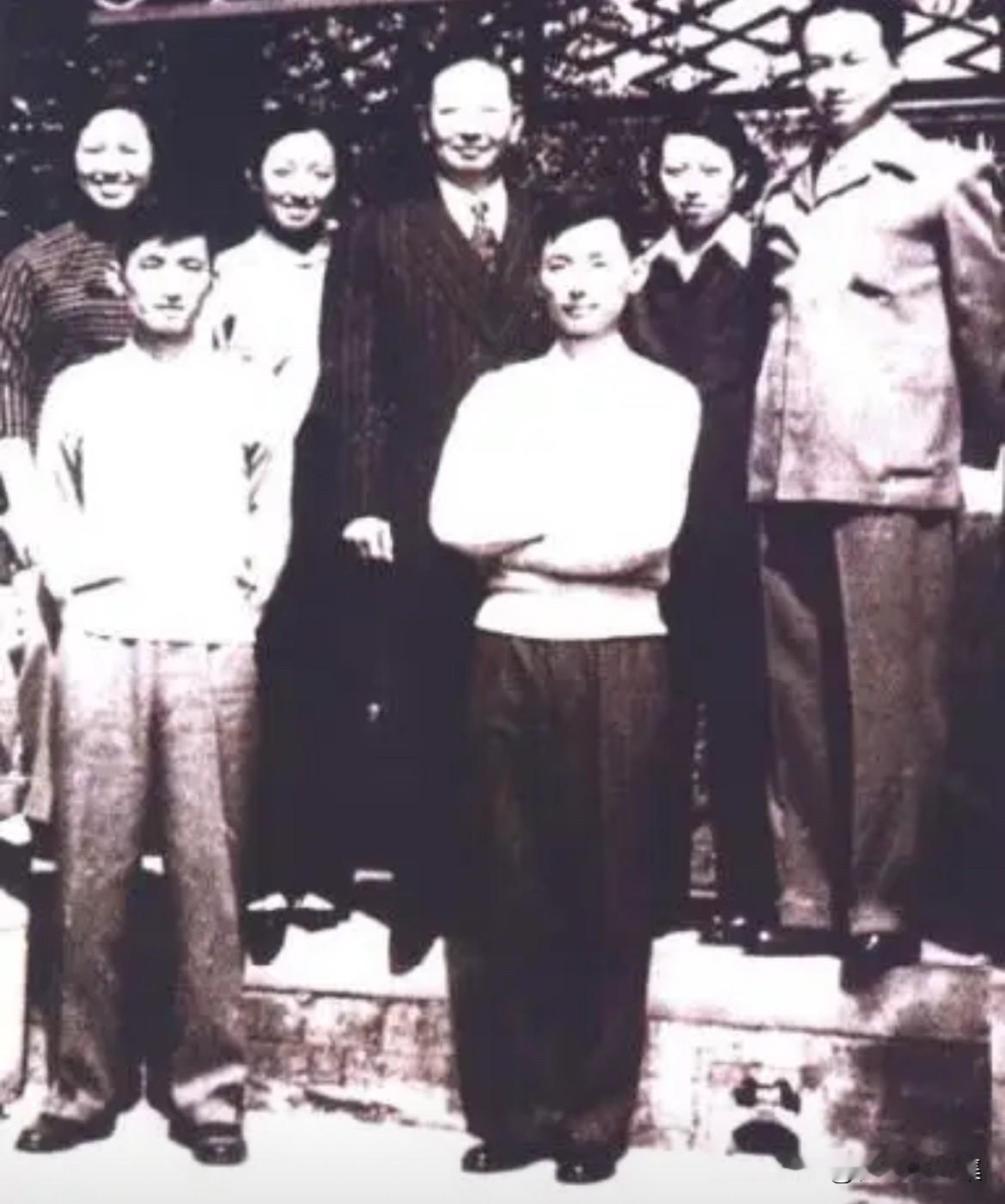 1957年，梅兰芳在北京护国寺街9号寓所居住期间，与家人拍摄了多张家庭合影。当时
