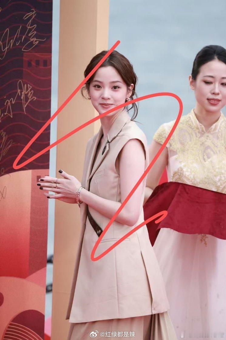 中国电影导演之夜明星红毯生图合集欧阳娜娜，刘雨昕，周笔畅，李庚希，董子健，宋佳，