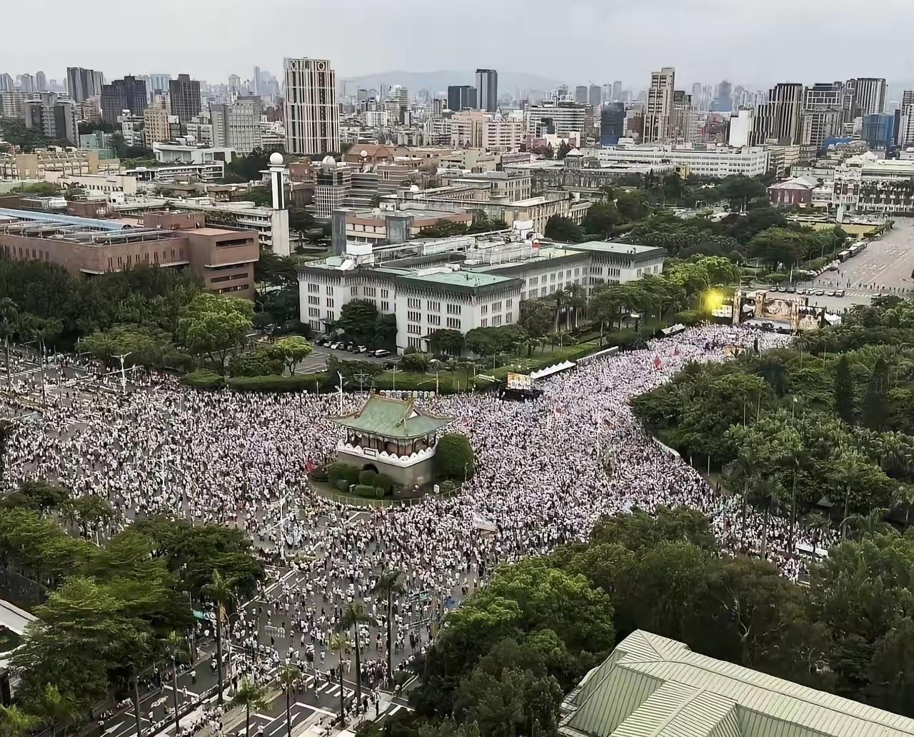 国民党“7.25”凯道集会现场超20万人，国民党文传会前一日还估2万。

别人按