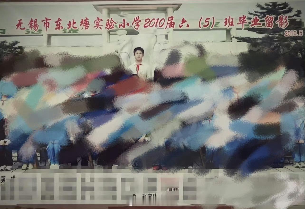 张凌赫小学毕业照张凌赫小学毕业照C位从小就是C位体质！这张毕业照是“等比例放大”