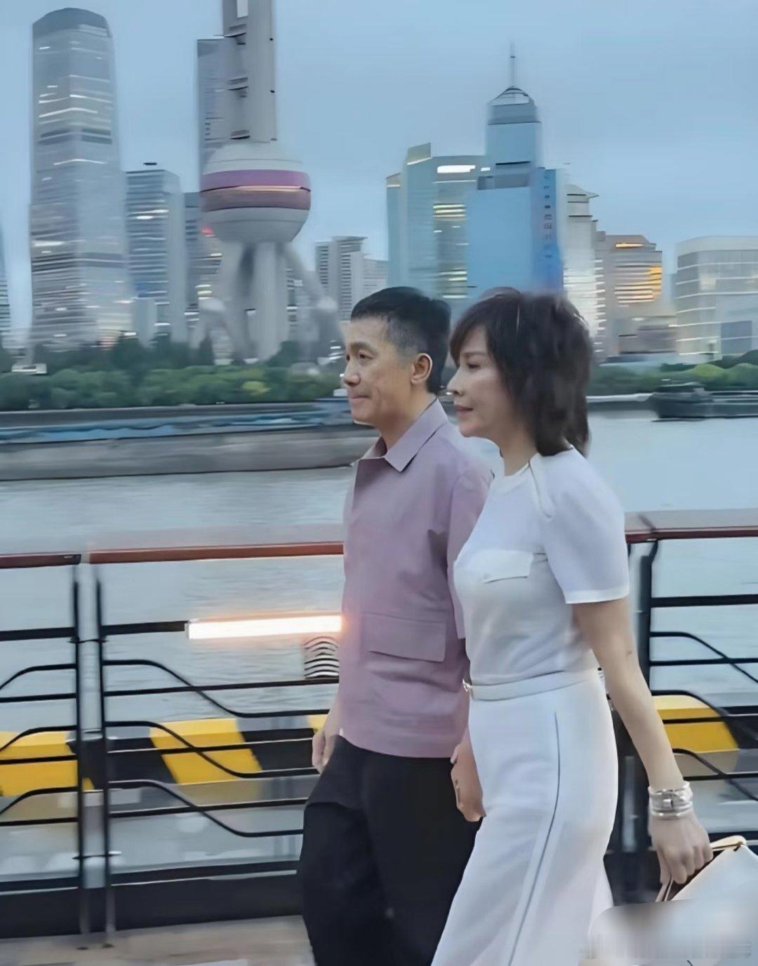 上海外滩偶遇梁朝伟刘嘉玲牵手散步，，好甜啊二位