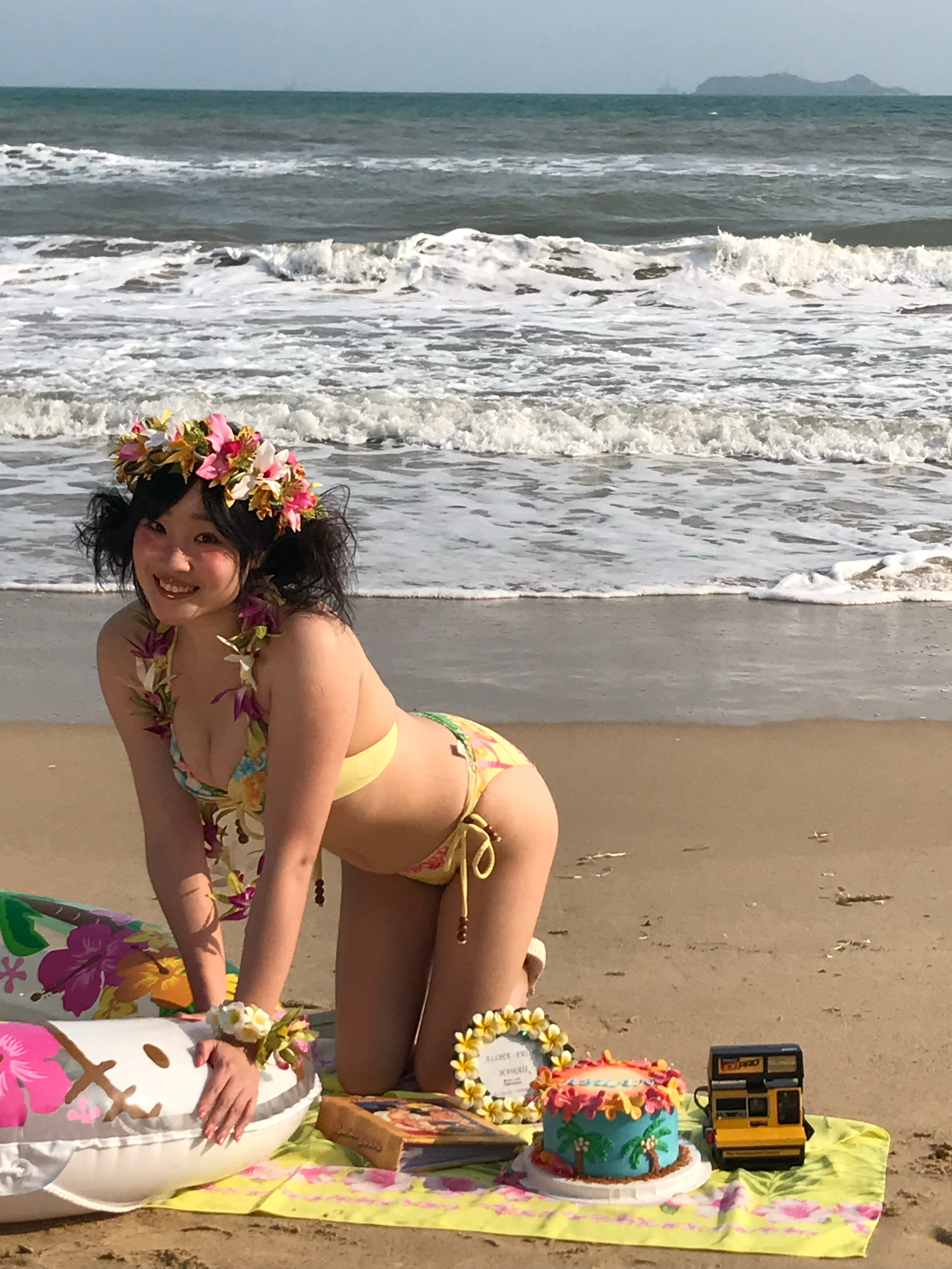客片花絮和酸酸的第一波花絮，给酸酸拍了最可爱的热带比基尼生日写真！！！太有趣啦～