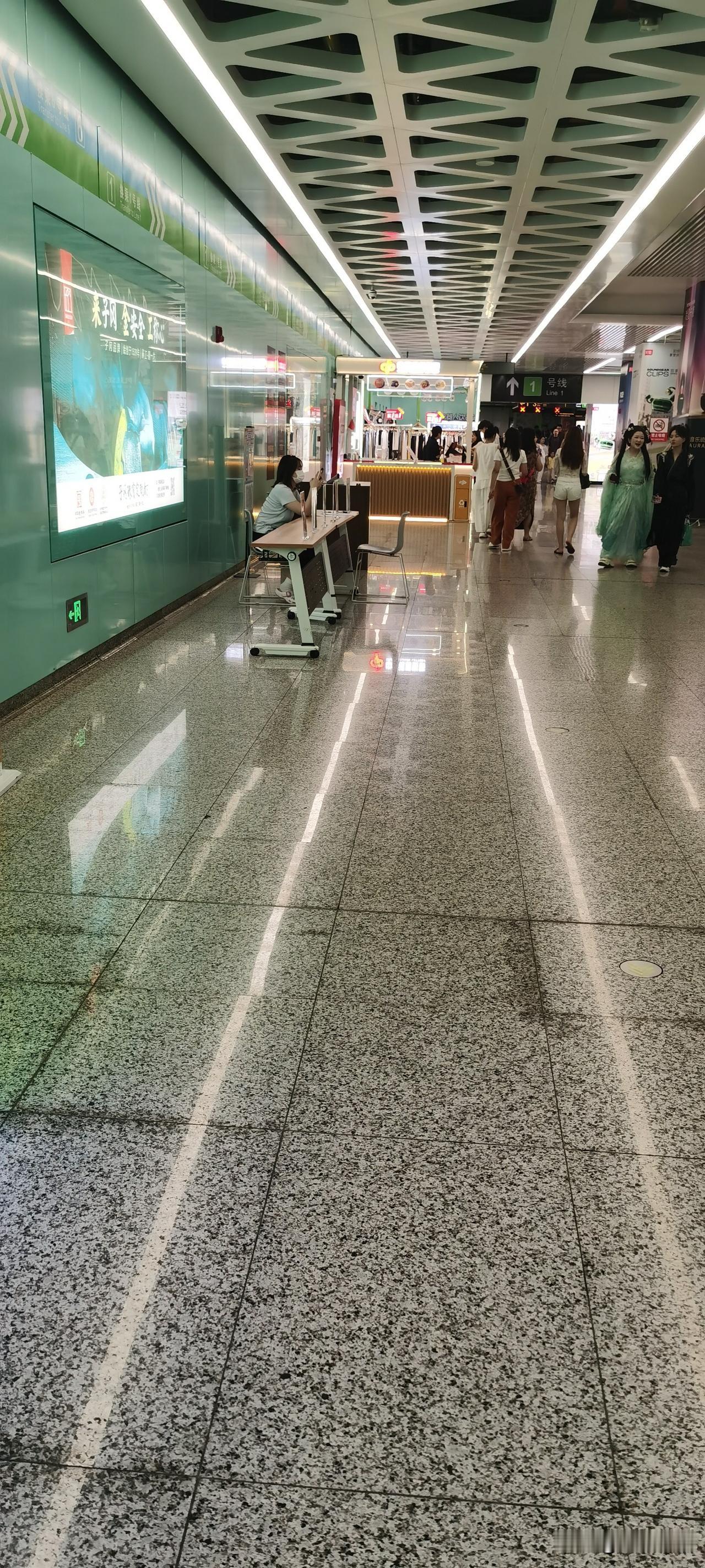 牙科医院为什么如此热衷于广告推广？
地铁报站广告有牙医广告，
地铁站、菜市场、社