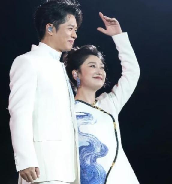李静问玲花，你跟曾毅天天绑一块儿，你先生就一点不介意？玲花回得特干脆：他绝不会。