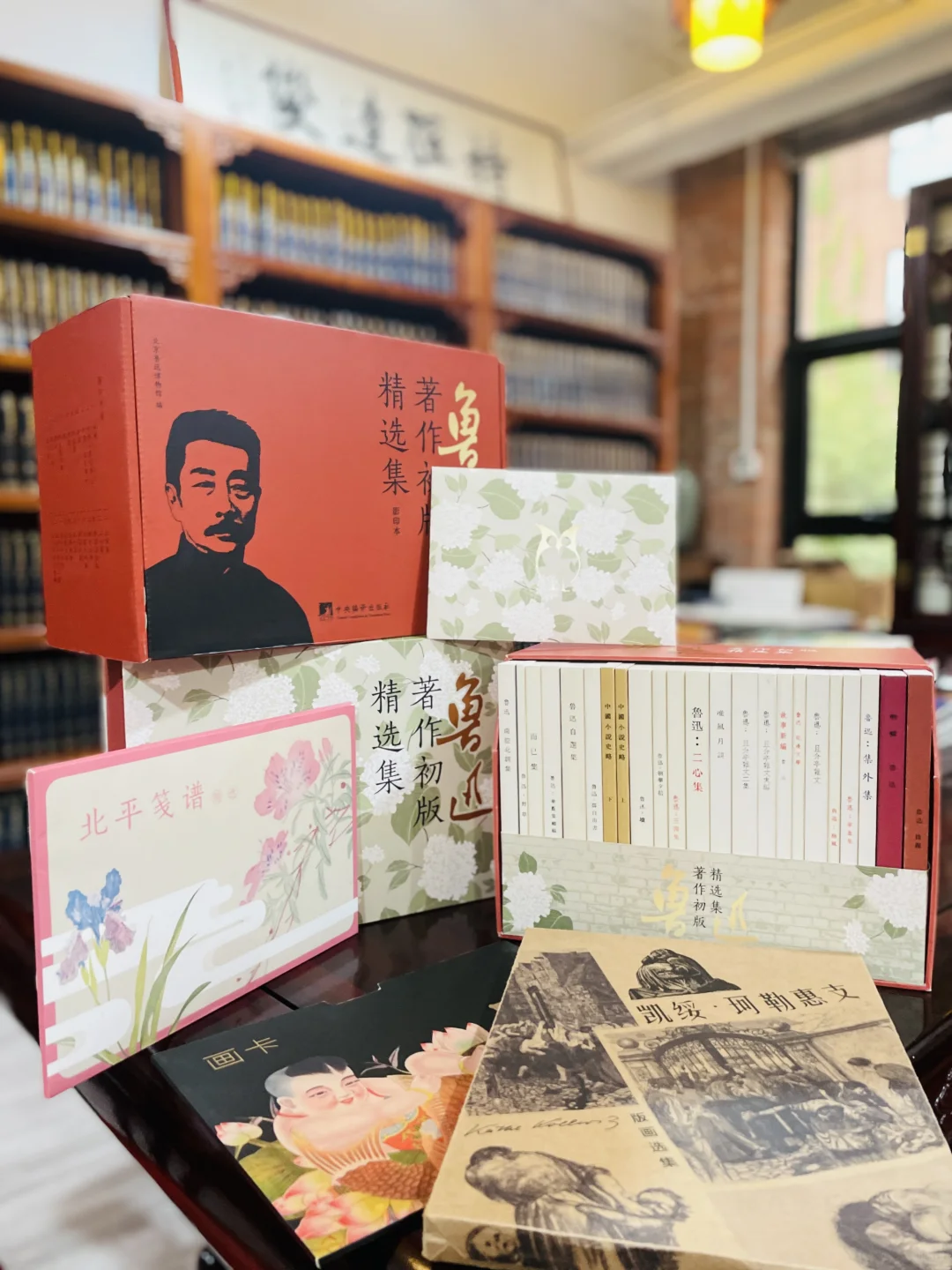 美哭了😭这套众筹的鲁迅精选集就是我的梦中情书！
.
▪️他是中国新文化运动的旗...