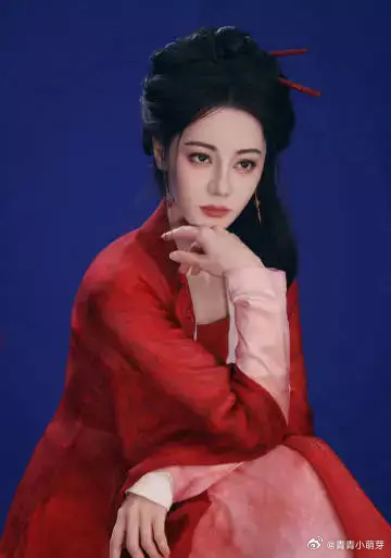 分享娱乐[超话]分享娱乐 热巴一袭红色古装又美又飒 单手托腮眼神魅惑 ​​​
