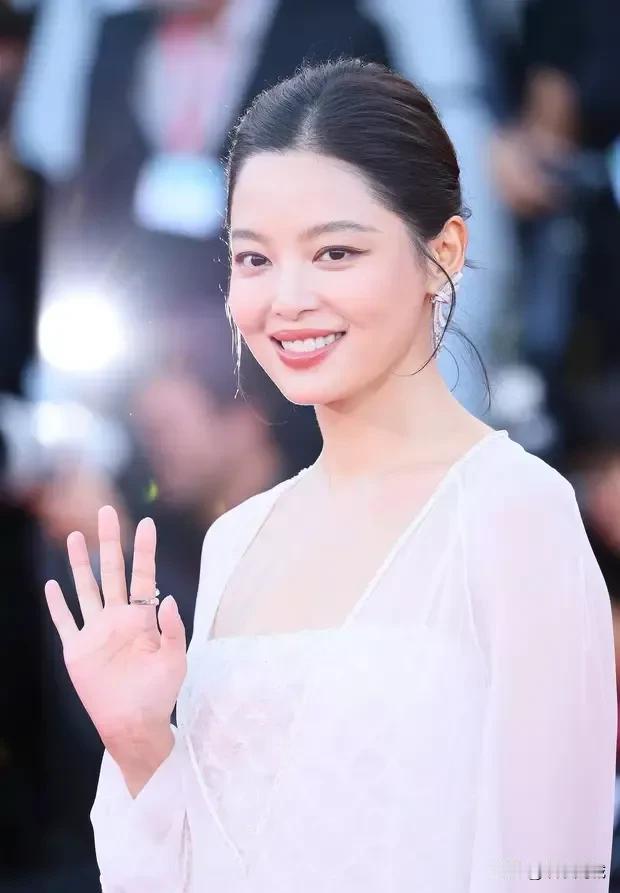 第82届威尼斯电影节于北京时间9月7日凌晨闭幕，入围主竞赛单元的中国影片《日掛中