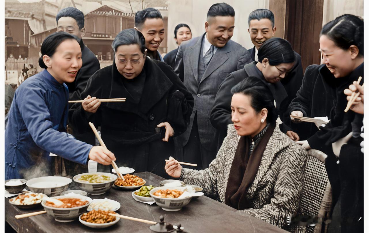 抗战时期，外出参加活的宋美龄。这绝非演戏，也而非影视剧里的扮演者，而是她当时与友