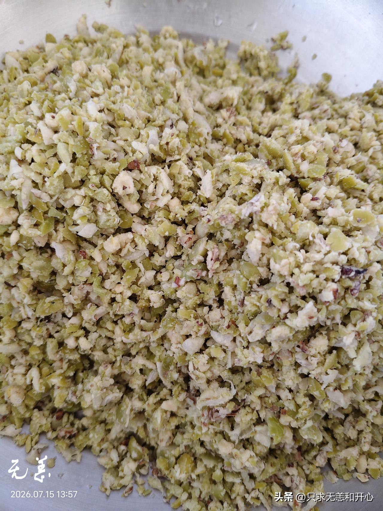 今天下午又给自己做美食啦！
一斤豌豆（嫩的，已经煮熟），和大概三四两的核桃仁，一