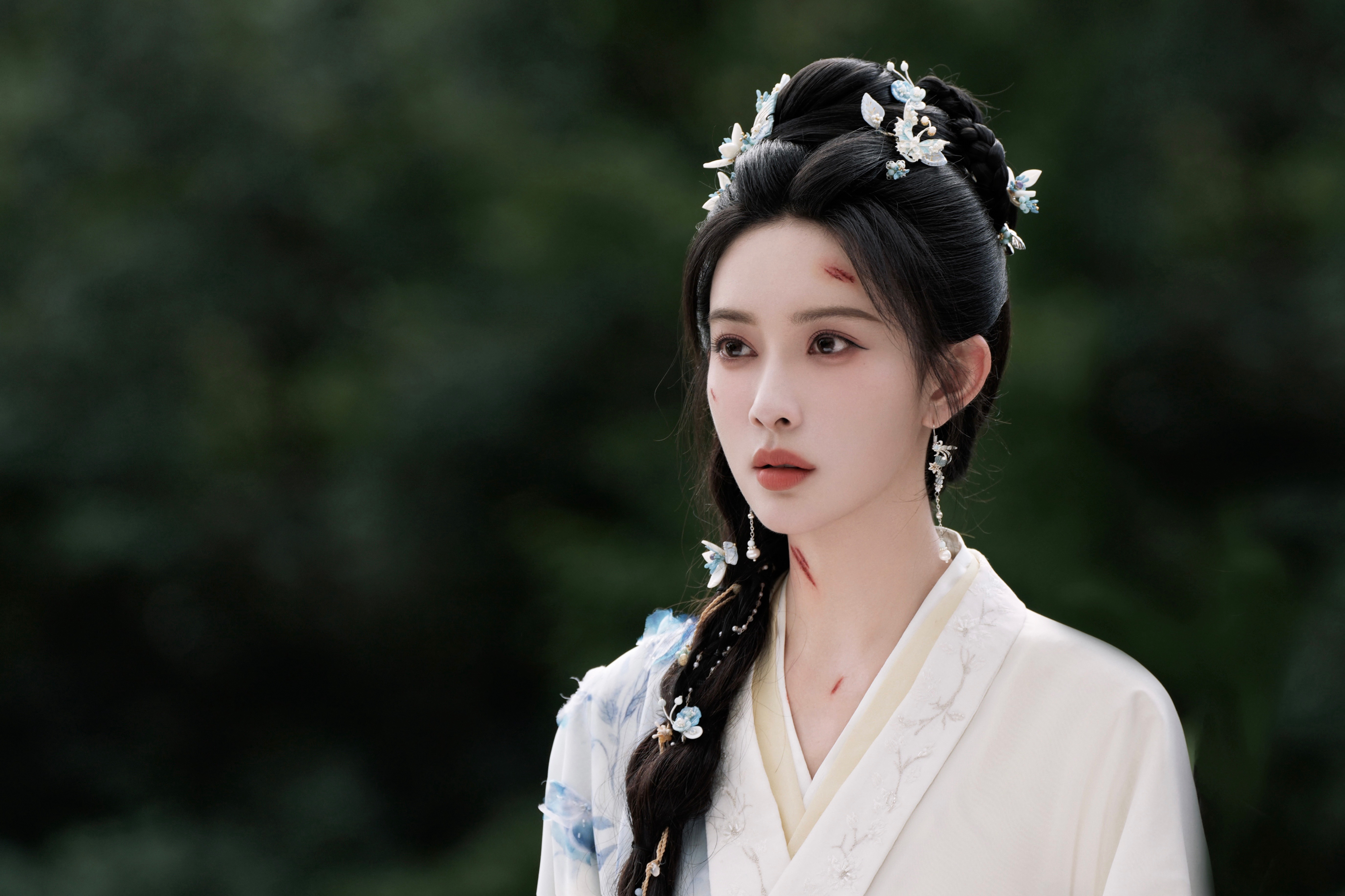 孟子义 《桃花映江山》姜桃花剧照-白衣+单边麻花辫 ​​​