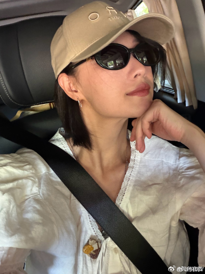 倪妮短发自拍照倪妮墨镜短发自拍 短发配墨镜好酷，自拍太飒了 ​​​