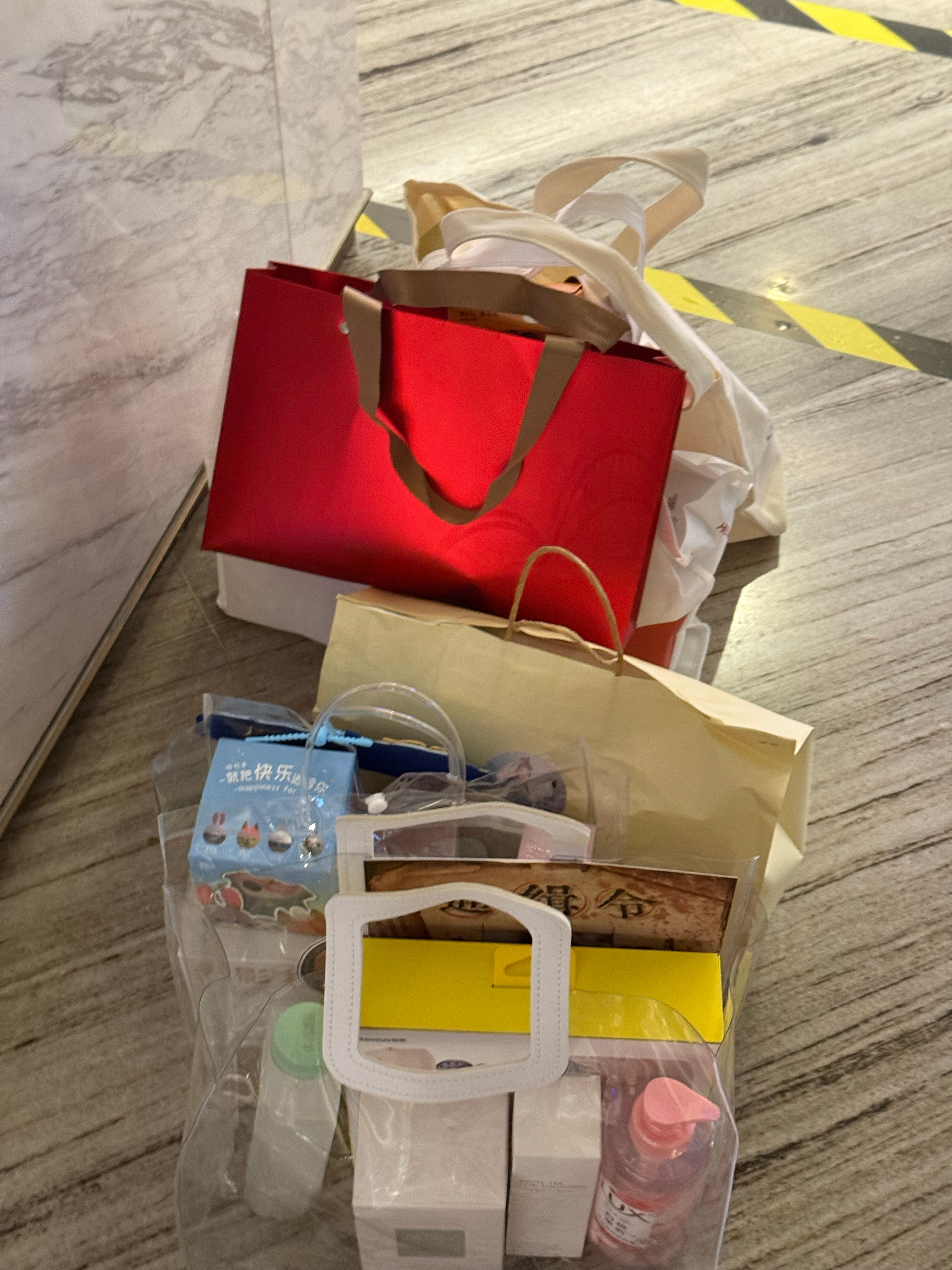 王星越定风波伴手礼好大方我给你们说夸张到什么程度，就是整整六大袋，大部分是王星越