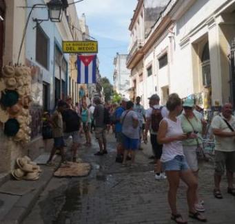 有人说我们为何不把便宜物资卖给古巴，这样既可解决古巴物资紧缺困境，又能清空咱们过