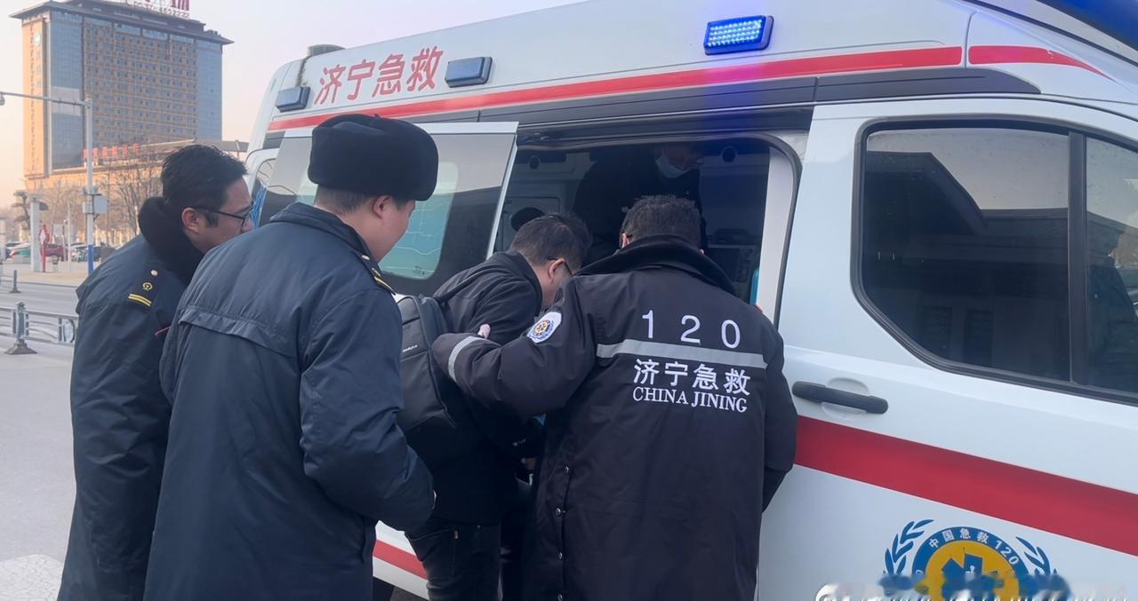 【旅客途中突发腹痛、曲阜东站暖心救助获感谢】
 
2月10日，在曲阜东站出站通道