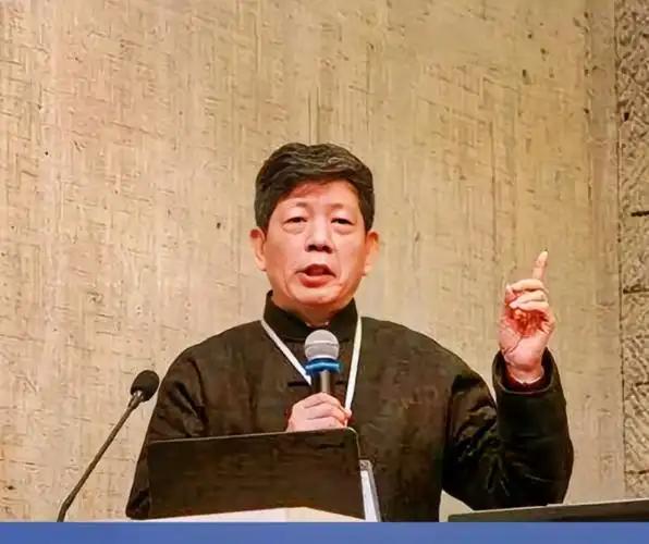 讲台上，清华教授彭林抛出了一句让全场寂静的话：我们造出了最高的高楼，买下了最贵的